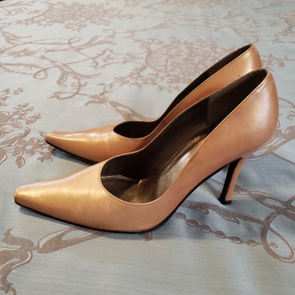 Stuart Weitzman Gold Pointed Toe Leather Heels - Picture 6 of 12